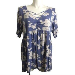 Boutique blue/white shirt sleeve knit floral top. Sz 2X